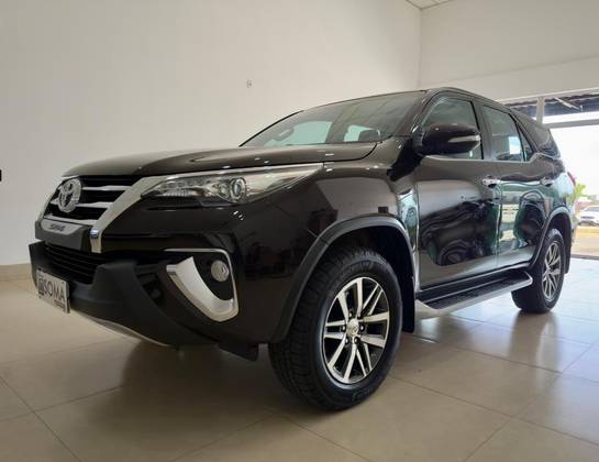 TOYOTA HILUX SW4 2.8 SRX 4X4 7 LUGARES 16V TURBO INTERCOOLER DIESEL 4P AUTOMÁTICO